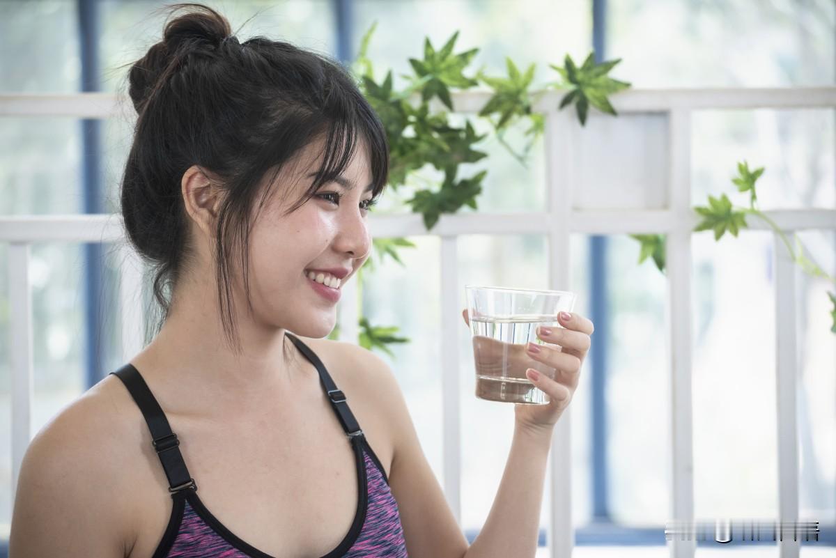 早上起床,你该喝温水还是凉水?
夏天喝凉水，冬天喝温水。这是对身体最好的！而且不