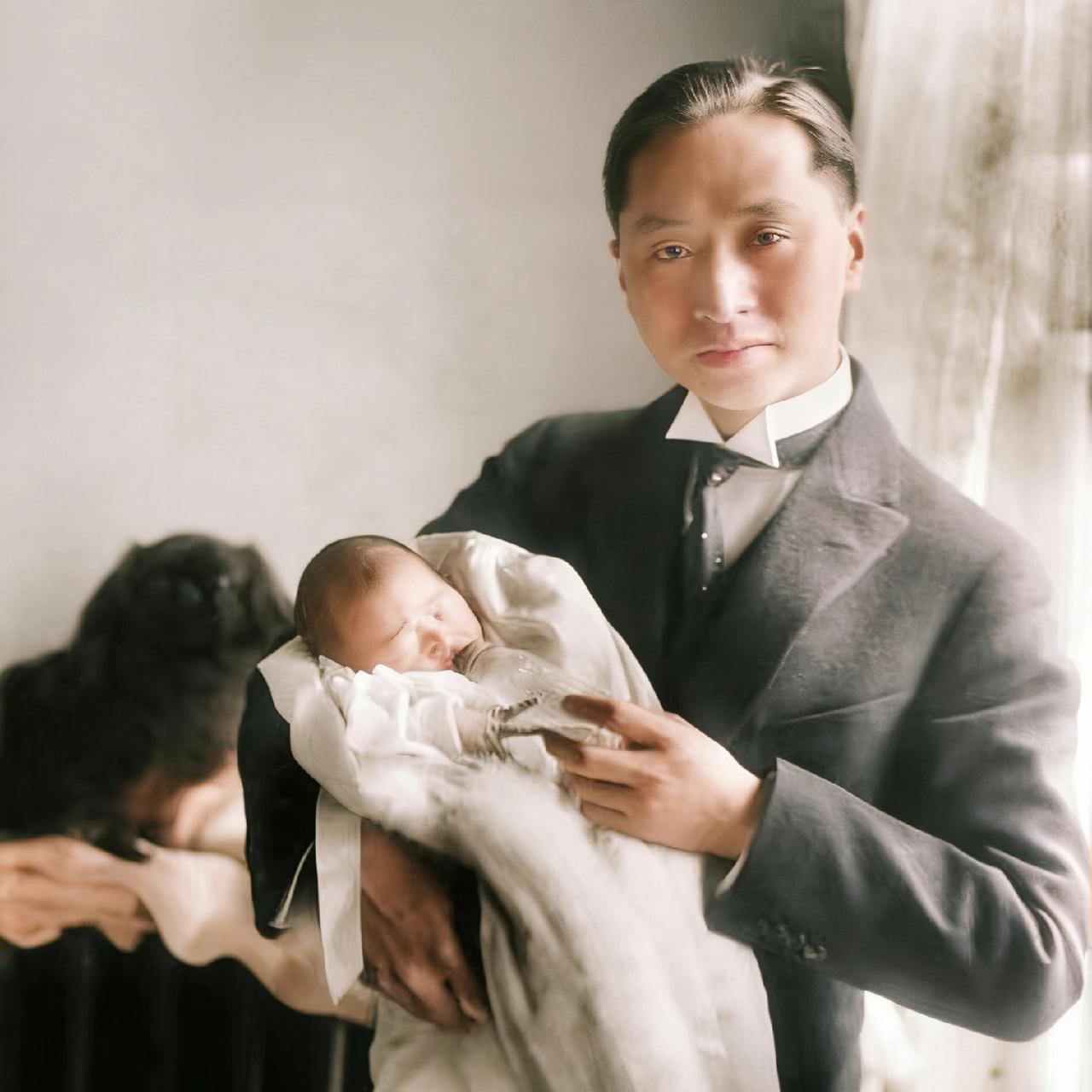 这个抱着孩子的“奶爸”，就是鼎鼎大名的外交家顾维钧，这一张照片拍摄于1915年，