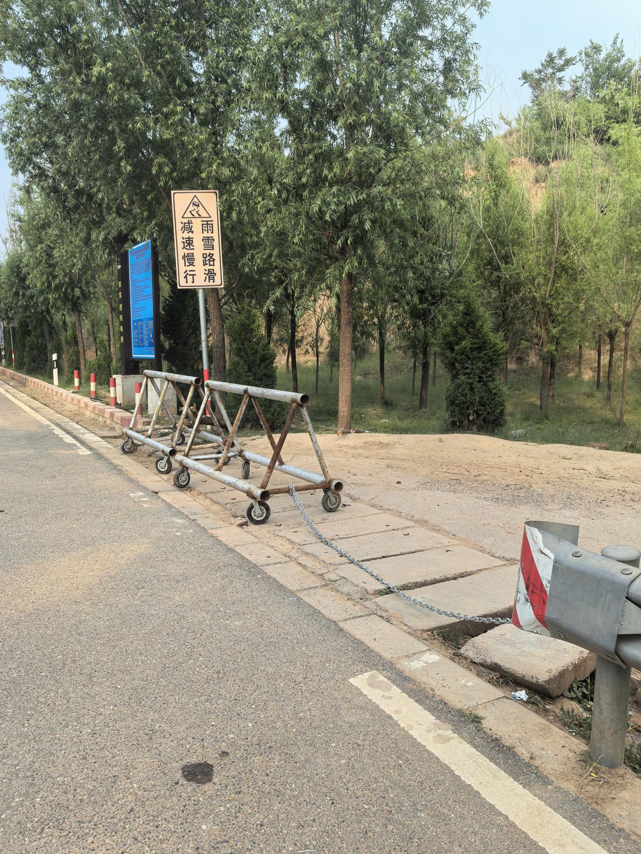 看到“雨滑路难行，减速慢为先”，我一下子就回忆起考科目三时遭遇下雨天的那段经历。