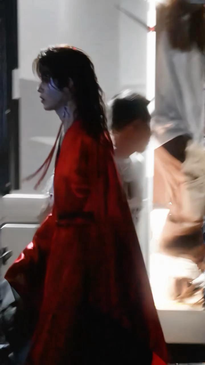 薄薄一片的田嘉瑞魂判九川男鬼造型路透魂判九川田嘉瑞红衣路透