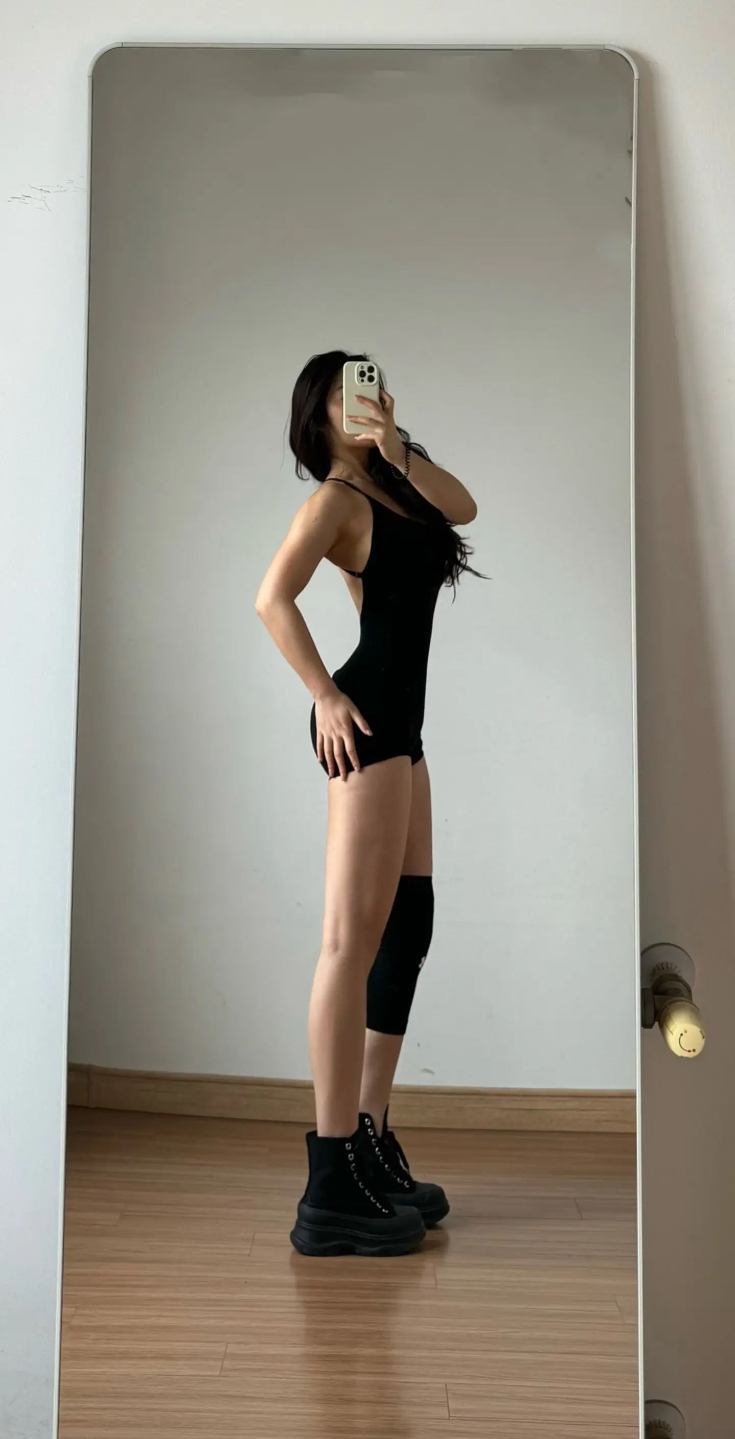 自由这个词 长得就条条框框 跑出来吧 跑出满是酸腐味的世俗