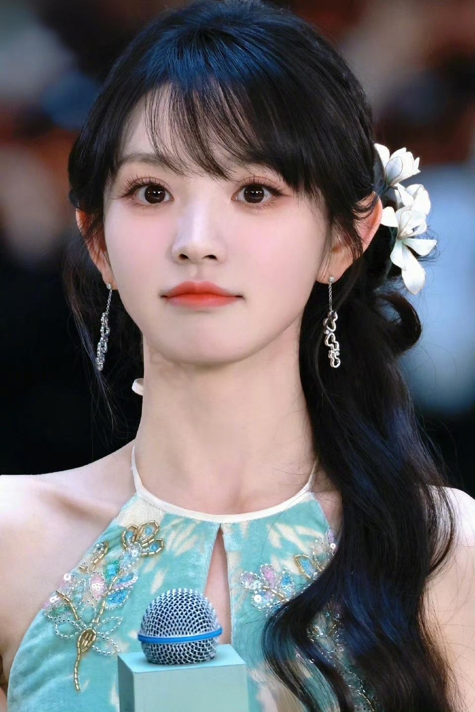 田曦薇 ，身穿天青色花苞裙，精致刺绣与印花交叠，裙身如青花瓷瓶绽放，清新雅致，完