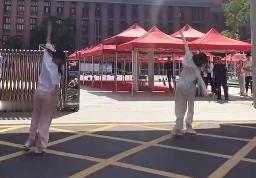 6月9日下午武汉某校考点，考试结束后，兴奋的考生在校门口热舞，空翻、一字马、斗牛