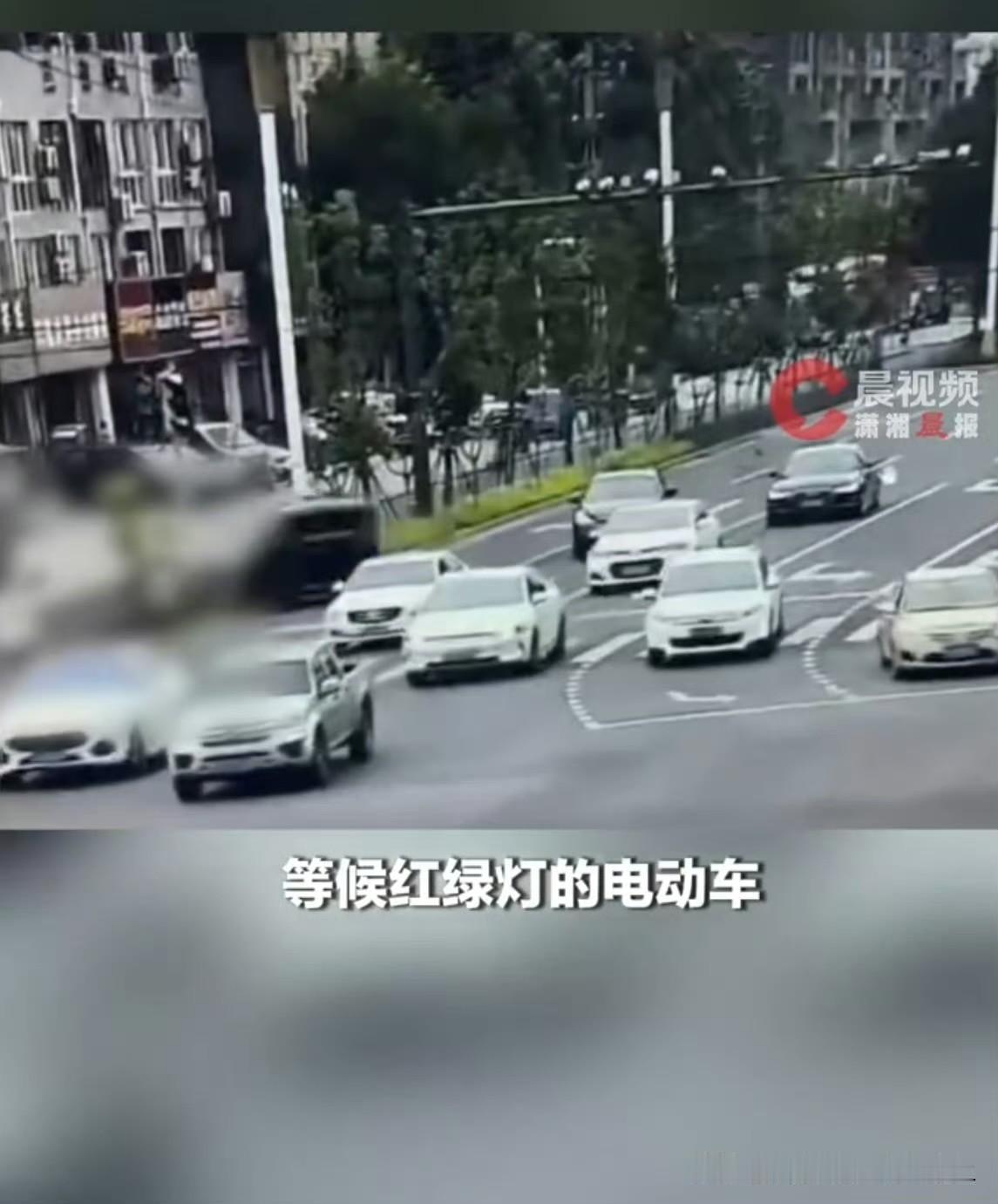 这口锅交警不能背，明显是司机开车的问题，车祸来临的一瞬间交警他能挡住吗？交警也是
