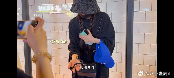 粉丝买了杨幂摸过的蛇 粉丝买了杨幂摸过的小黑蛇 杨幂淡定撸蛇圈粉无数，粉丝行动力