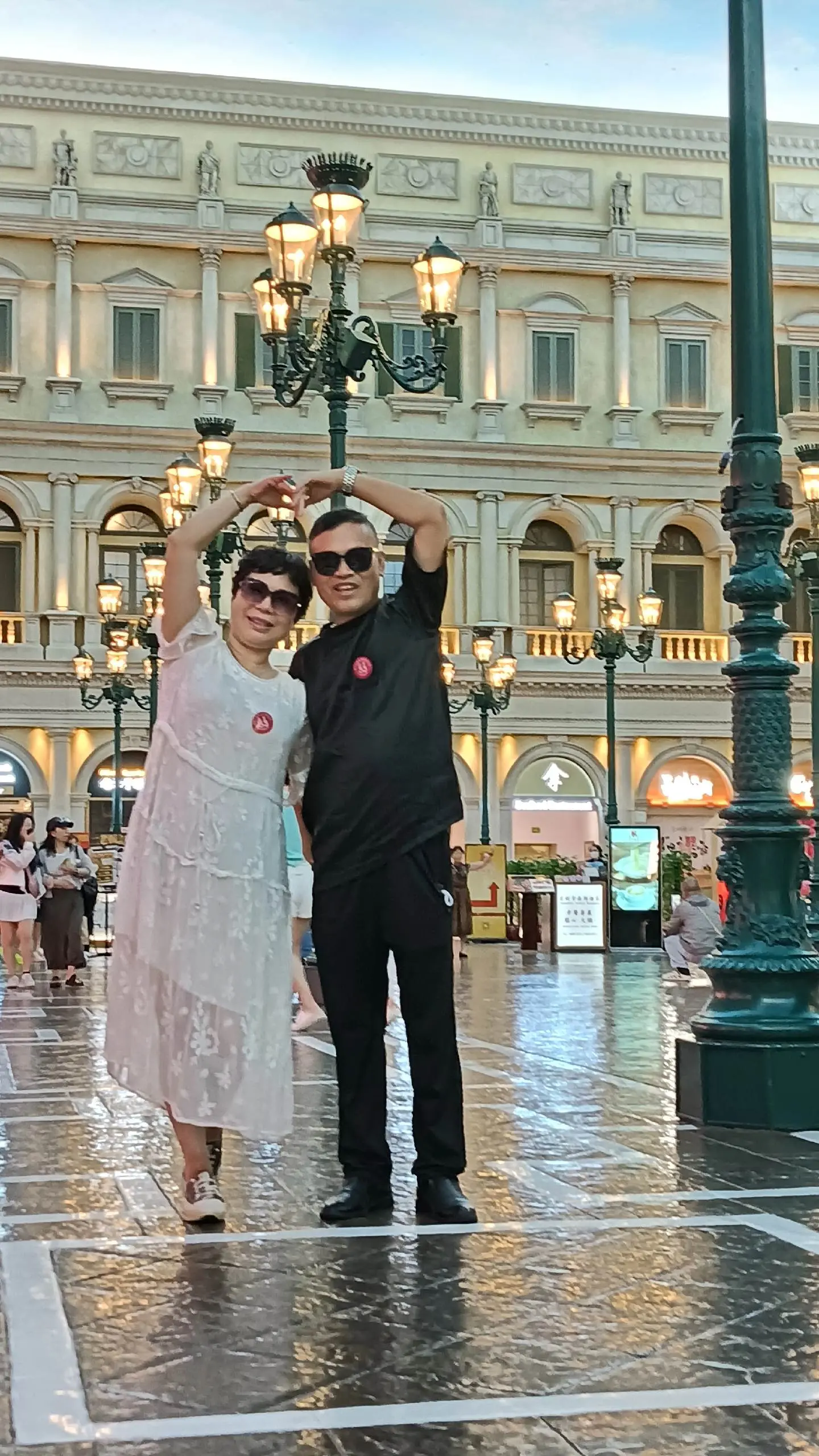 一生守候一生陪伴 只想陪你慢慢变老 你就是我最爱的人 男人一定要好好爱...