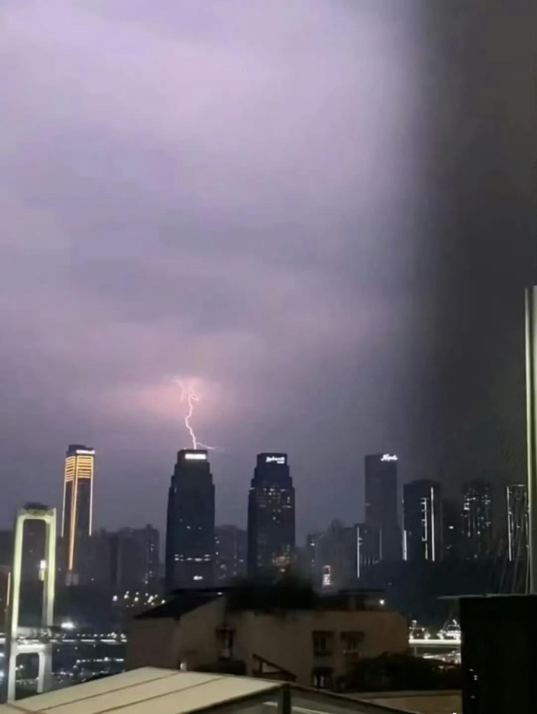 张泽禹超话时代峰峻大楼被雷劈了 哈哈哈 李飞你看到了吧 这就是你对我小宝不好的惩