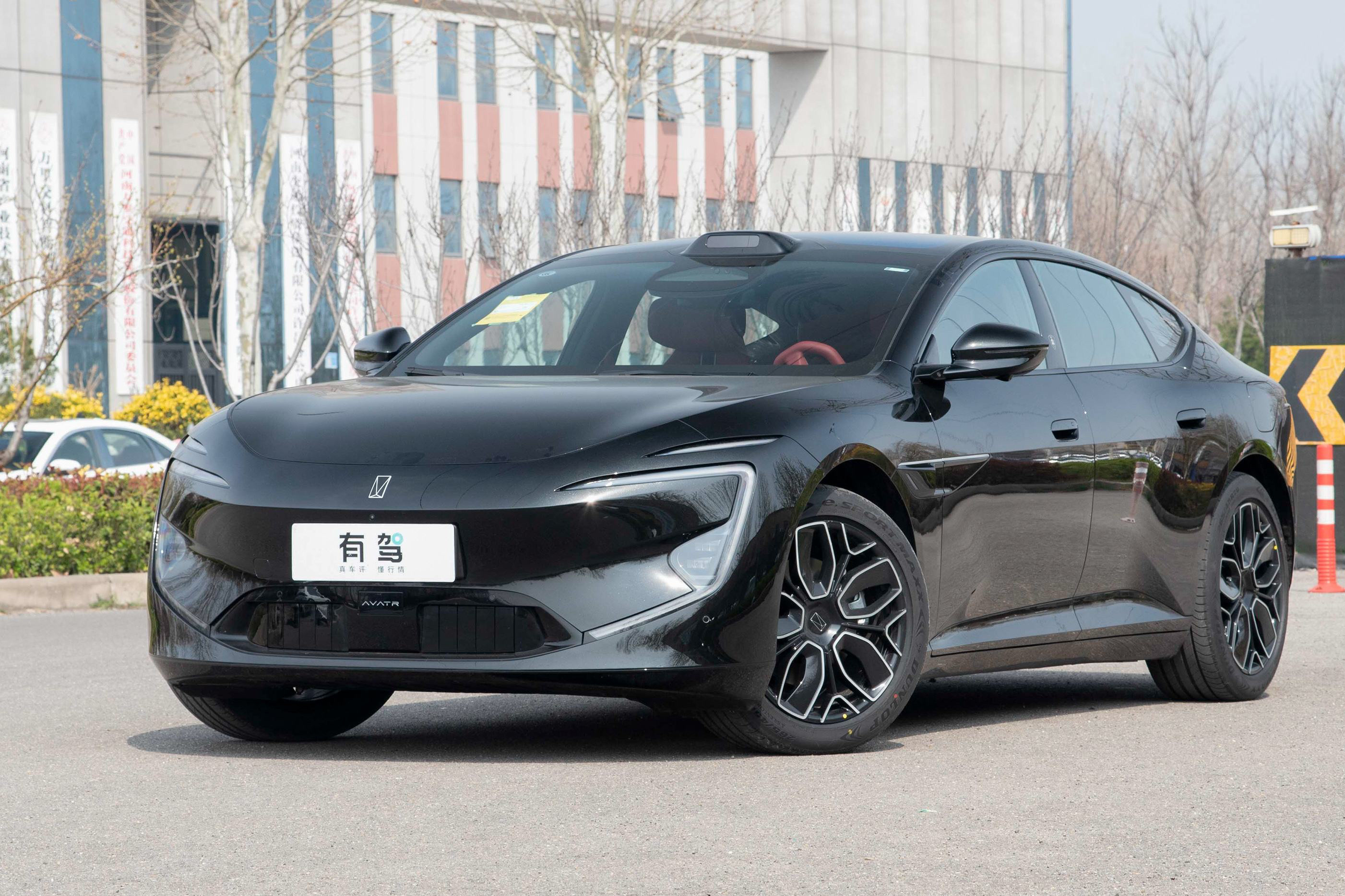 新阿维塔12开启预售，29.99万元起。作为华为乾崑与阿维塔战略合作2.0首款车