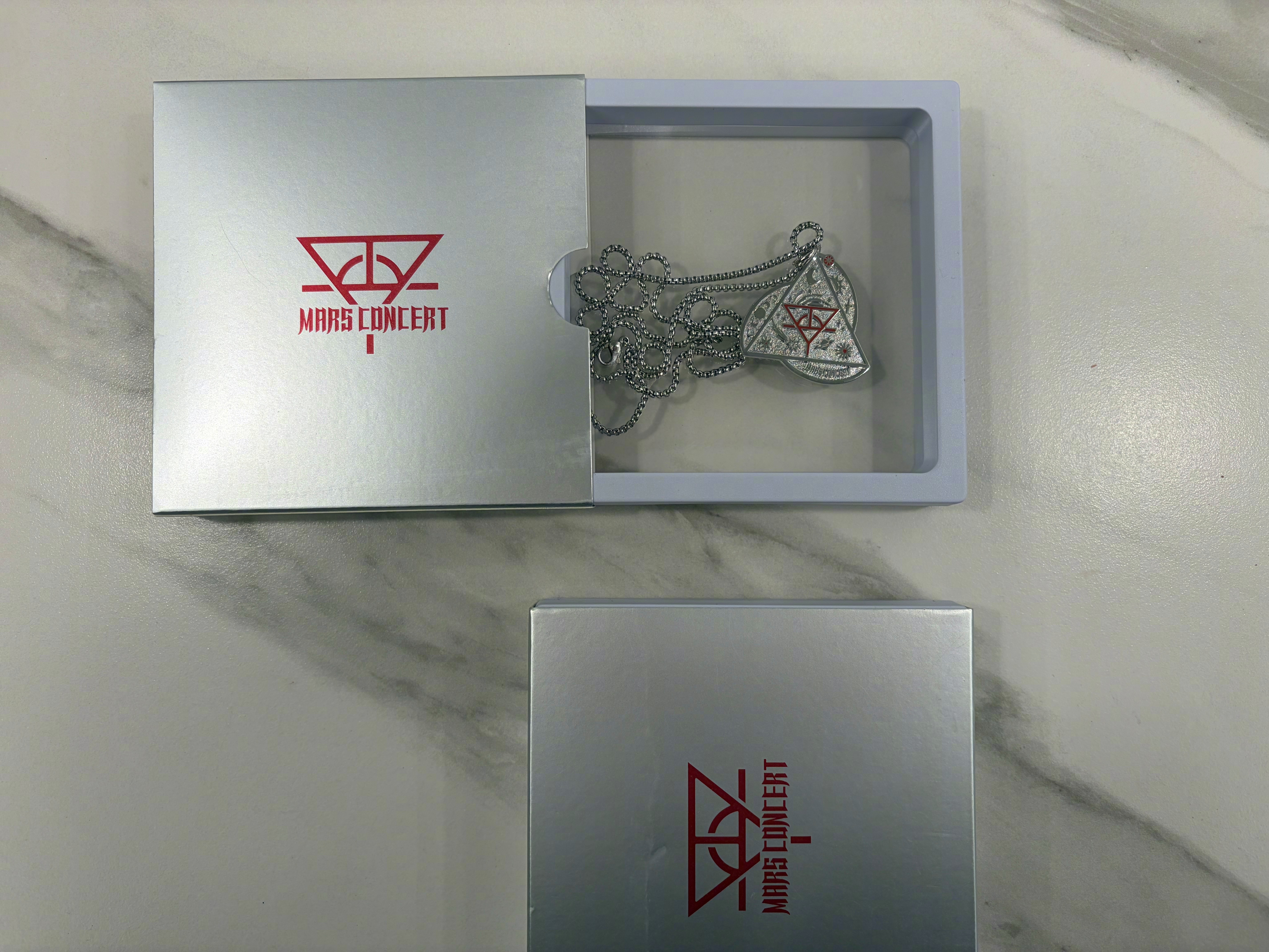 华晨宇演唱会送的周边，随意评论抽2位送出一套。  抽奖详情