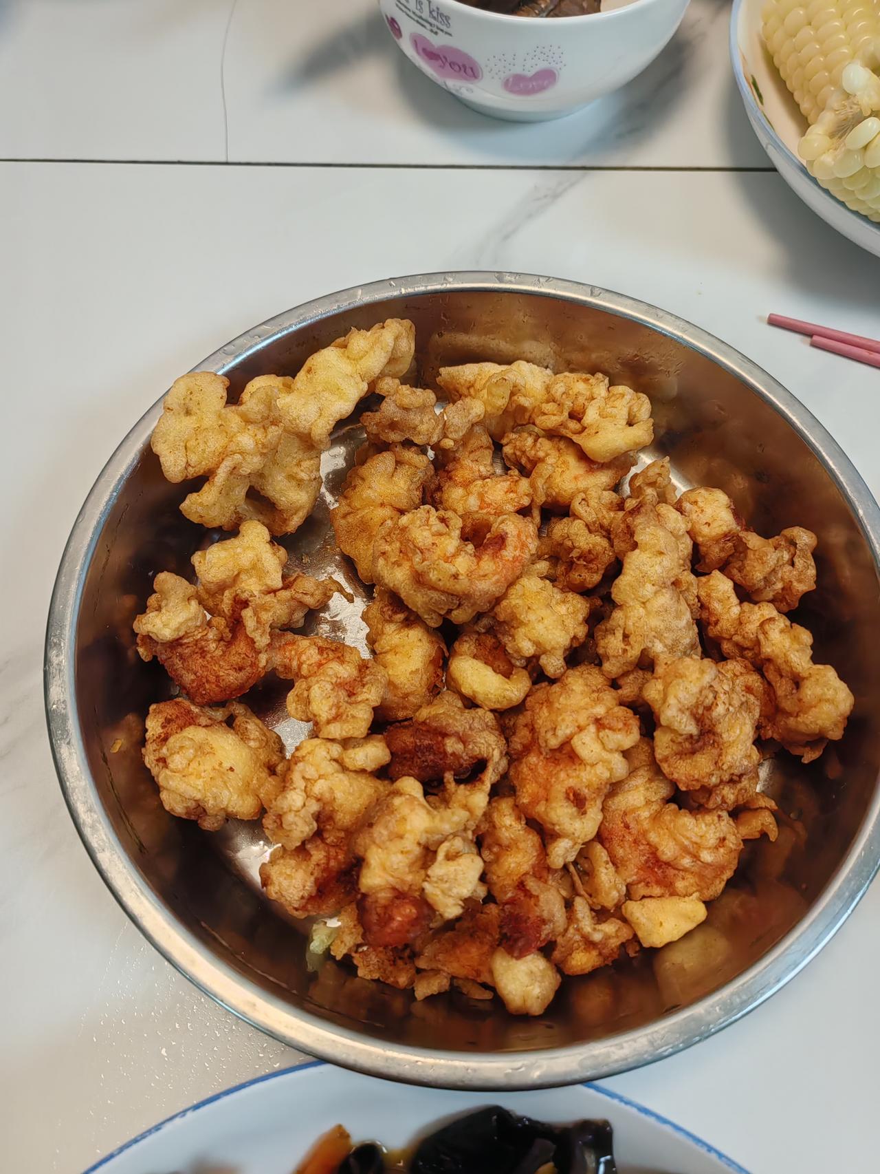 晚饭吃的剩肉卷，烧饼，肉包子。煮了十来个玉米。炒鱼香肉丝，油炸虾仁。
     