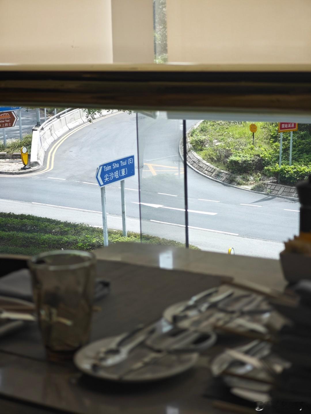 香港富二代嫌弃内地穷游客说实话，香港真没啥值得去的，小时候看港剧的滤镜，去过一次
