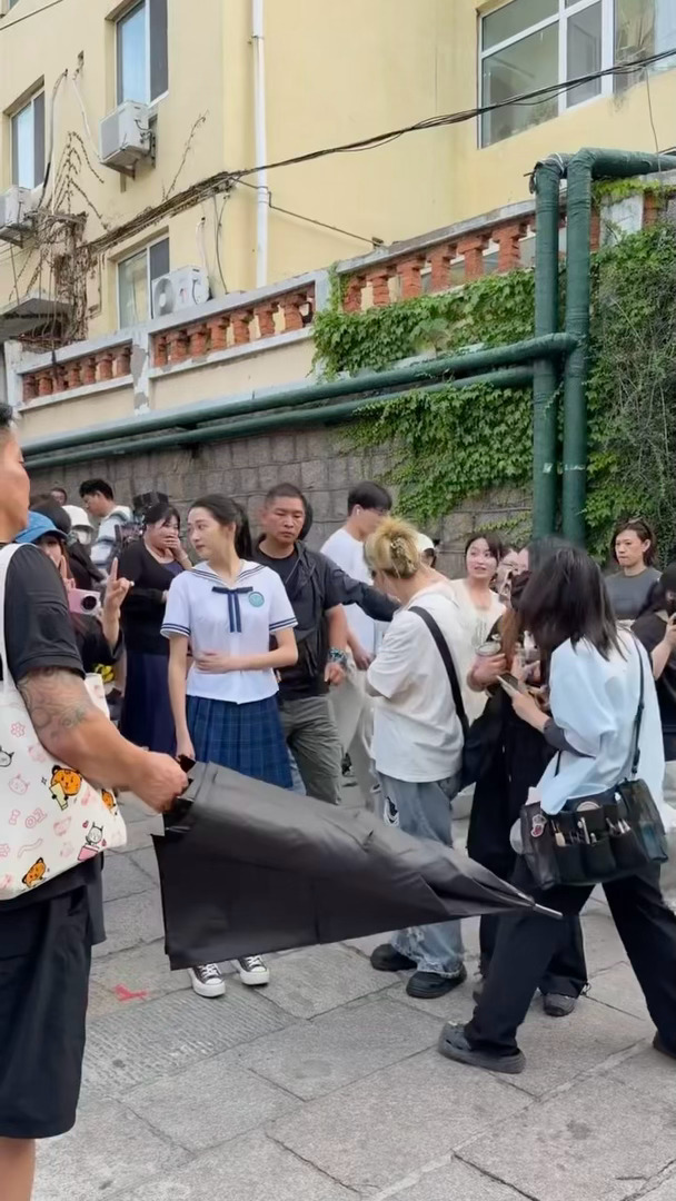 那股子青春少年感溢出来了知道不关晓彤林一校服造型关晓彤林一逛小卖部路透