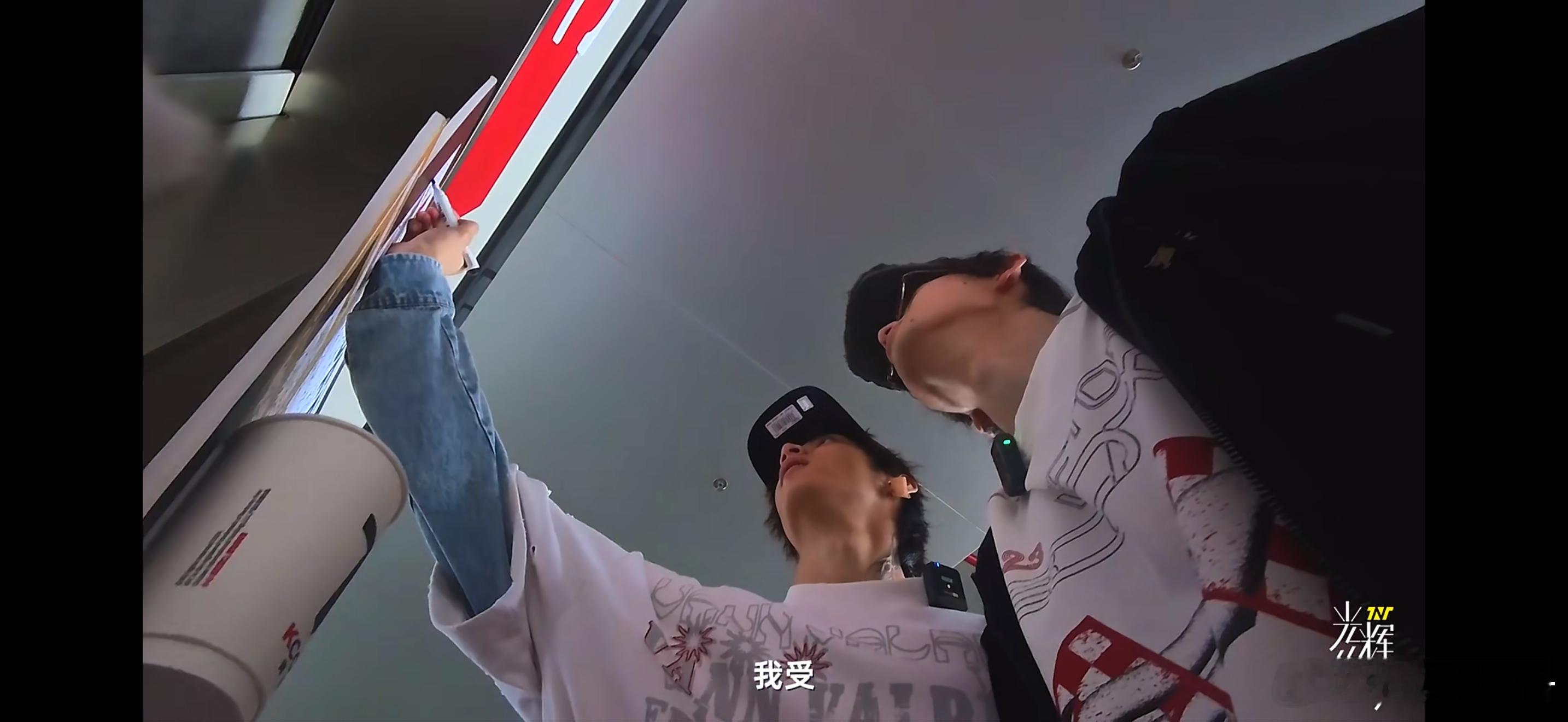 好适合那个捡手机的梗“我受你一靠子？”“我爱你一辈子！” 