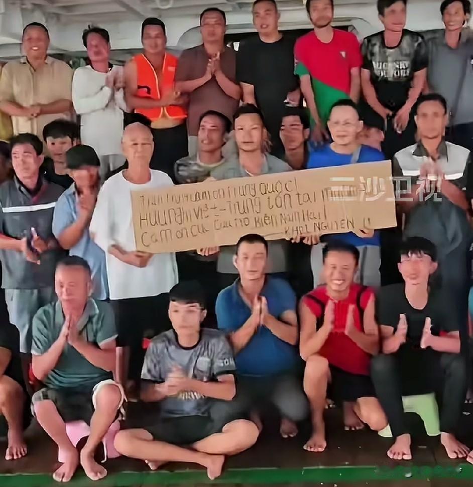 “谢谢中国!'
一艘越南籍船舶在南海沉没，被中方救出45人，越南船员用中文感谢！