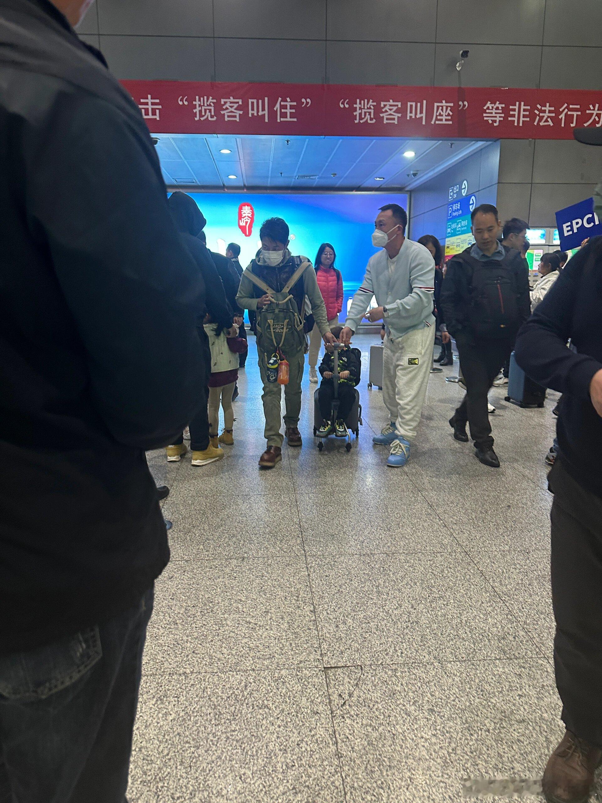 #撒贝宁带龙凤胎现身机场##撒贝宁带龙凤胎出行# 网友偶遇撒贝宁带龙凤胎现身机场
