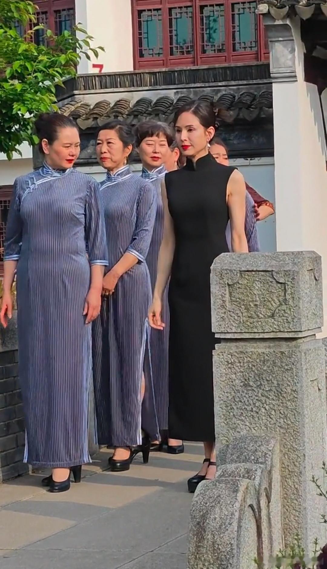 姑姑李若彤的视觉年龄看起来也就40岁那样，但是她58了，确实是很显年轻了，不是显