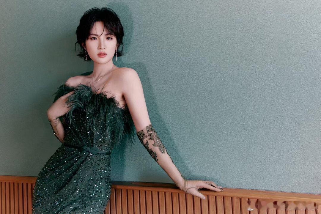 王安宇姚安娜二搭就这么有梗 彻底打破烟花拍照的固有印象，别人唯美浪漫，王安宇姚安