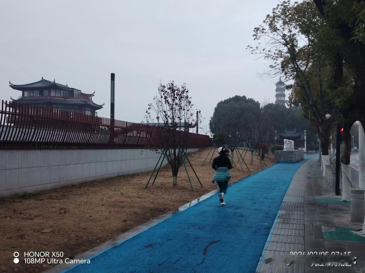 长江岸边晨练跑步“上头条聊CBA”