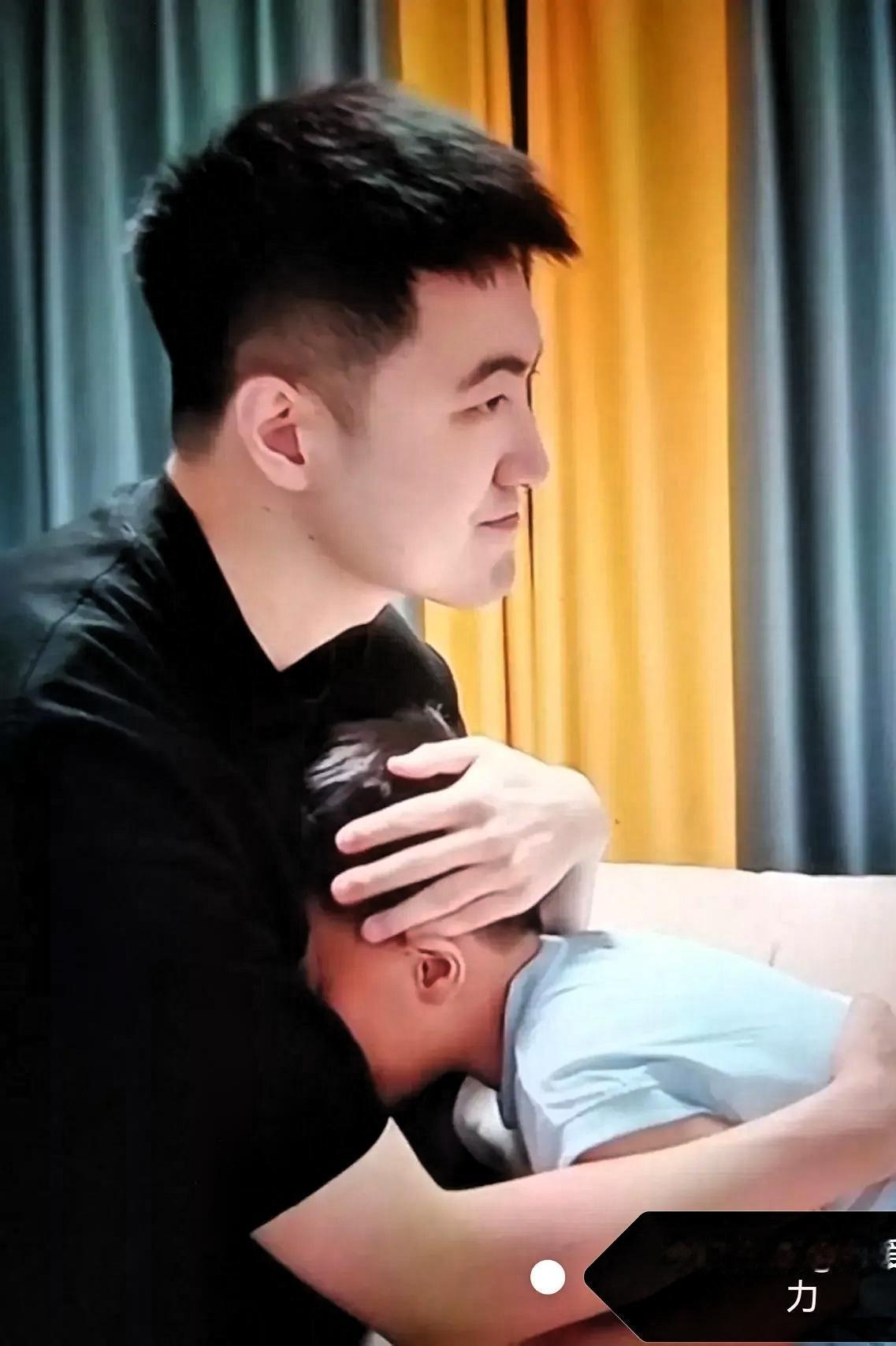 真让人心碎！一男子妻子患癌去世，他孩子突然问他，好几天都见妈妈了，你怎么不去医院