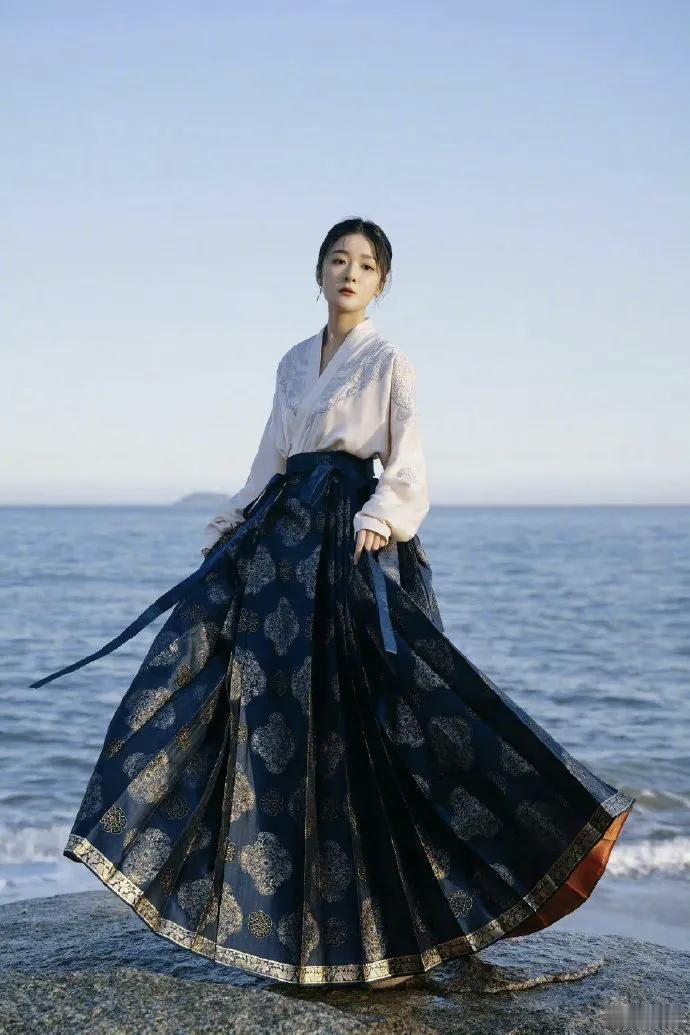 徐娇卖“天价马面裙”，一件1850块，你会买吗？

这款马面裙宣称“一人一版”，
