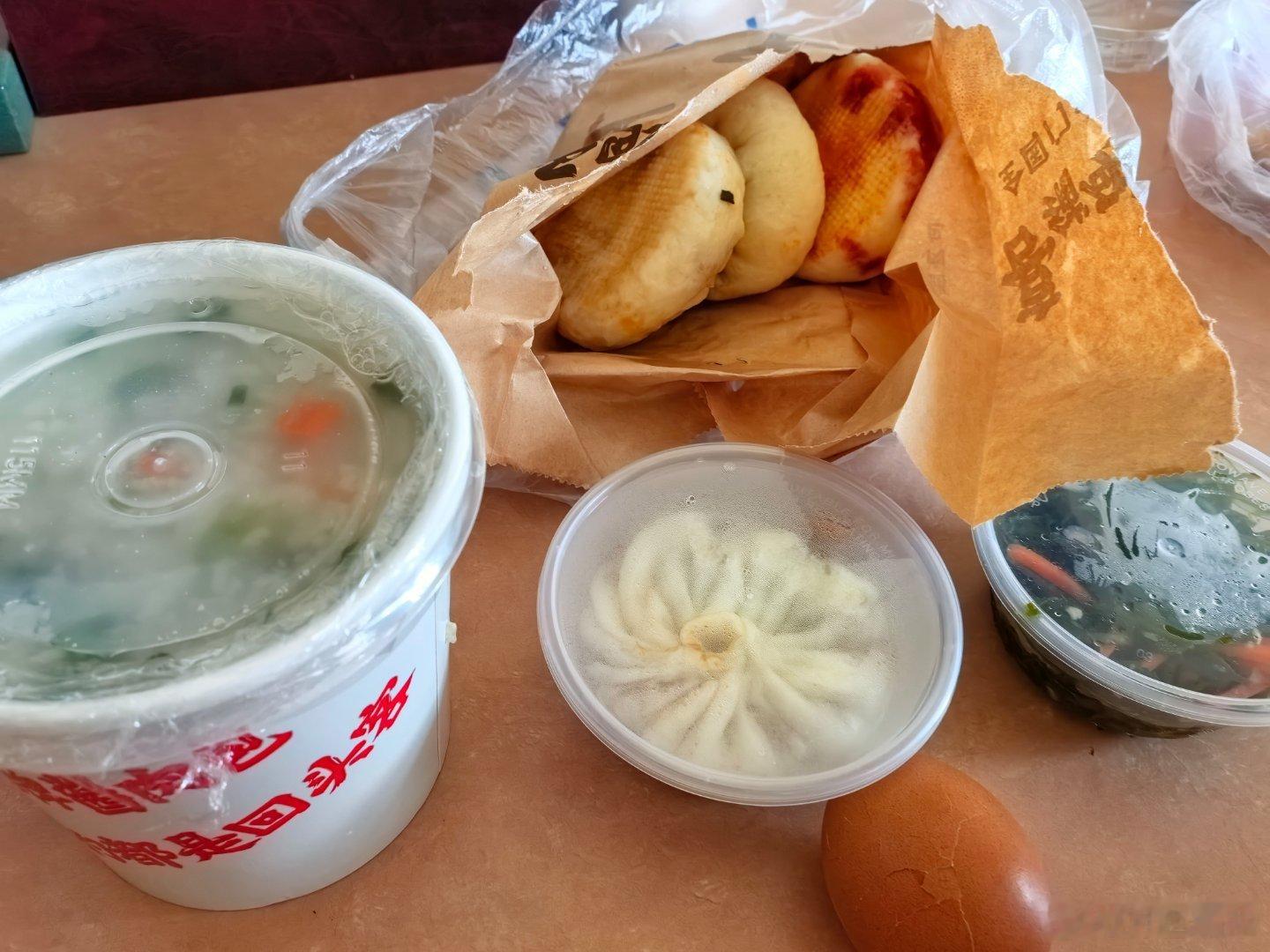 早上点了外卖上来吃，四个包子，😋，把黄蚬子放在粥里面，😋。还没缓过来……[泪
