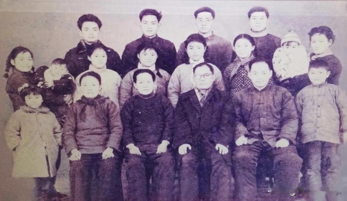 上海“风雨市长”倪天增生前的个人照（图一）和全家福（图二三排左二）。他生活俭朴，