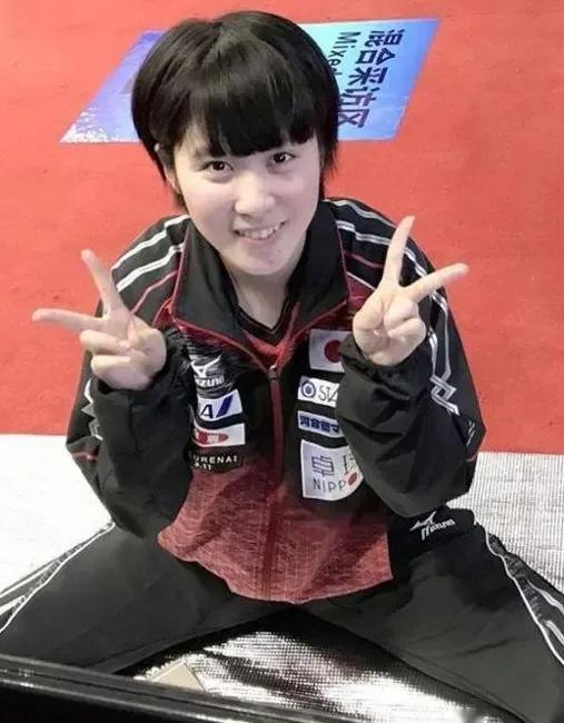 平野美宇为人很谦恭！平野美宇是世界冠军，她来乒超打球，很卖力，很敬业。但平野美宇