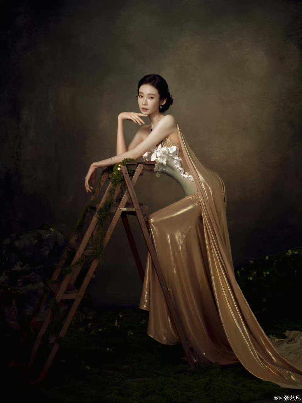 张艺凡从油画里走出的神女张艺凡神女爱世人谁懂啊！张艺凡这个神女造型真的杀疯了！清