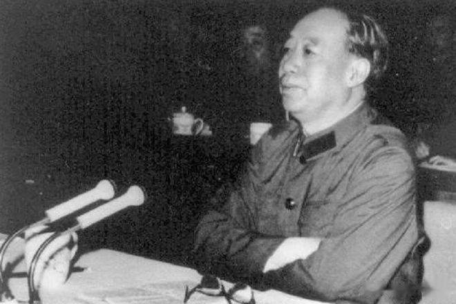 1976年，解决四人帮过程中，吴德需要调动部队。

他主动找到华国锋商讨此事，华