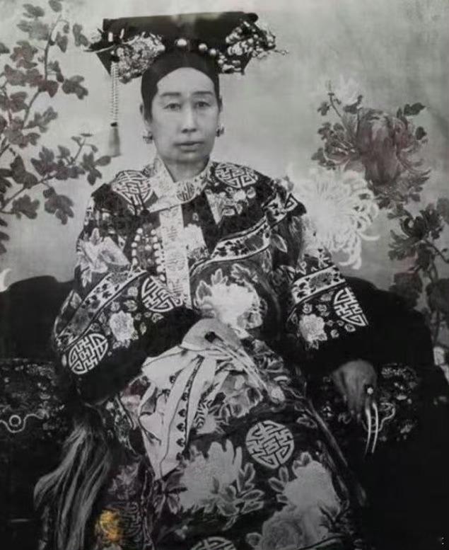 笑晕了！网友给慈禧太后P了一套现代装原来她年轻时是清冷大美人啊！难怪咸丰这么宠她