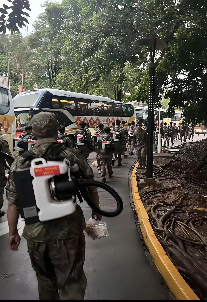 这不是拍电影这也不是生化大战这是现实中的佛山街头灭蚊子的武警战士们 ​​​