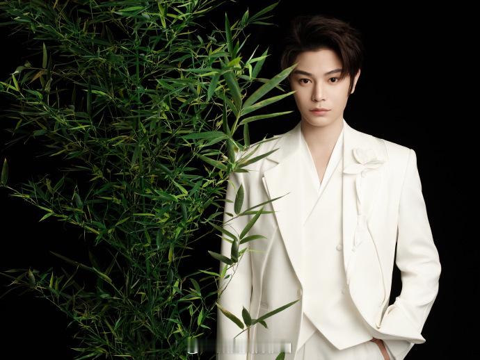 丁禹兮今日出席三元发布会造型出图，拍戏工作和代言活动连轴转，一直都在爆火状态的兮