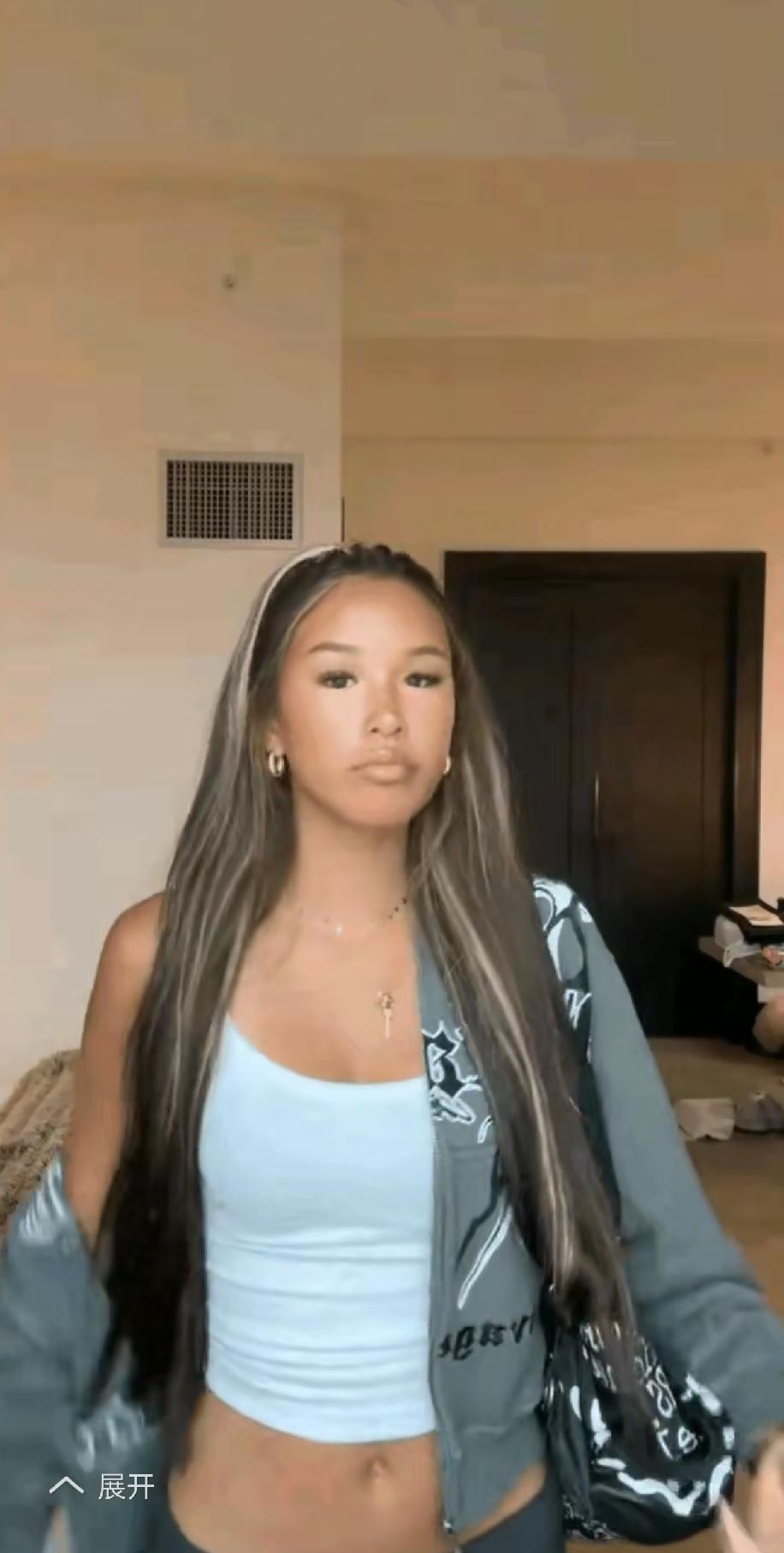 以前的那种一本正经的美女和现代的那种打扮不羁的美女，你会喜欢哪一类？
这时间真的