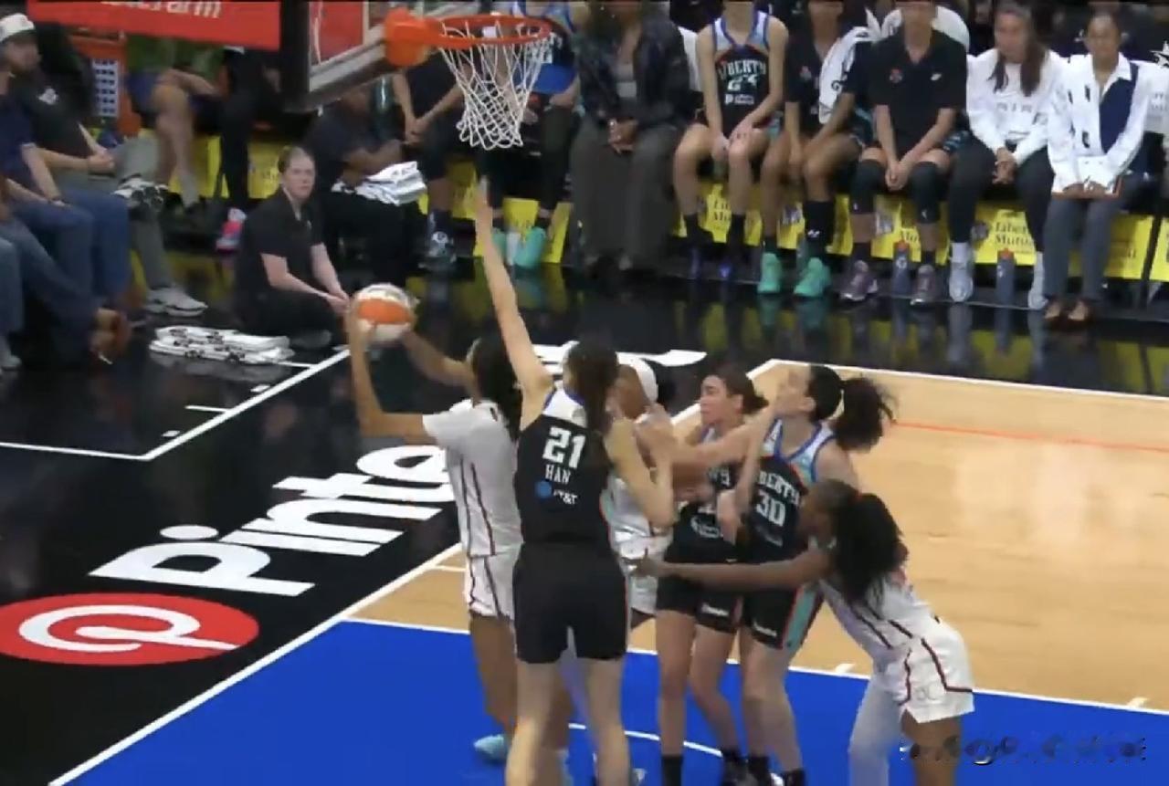 WNBA自由人常规赛战报，韩旭替补出战12分钟贡献8分3篮板2封盖1助攻，自由人