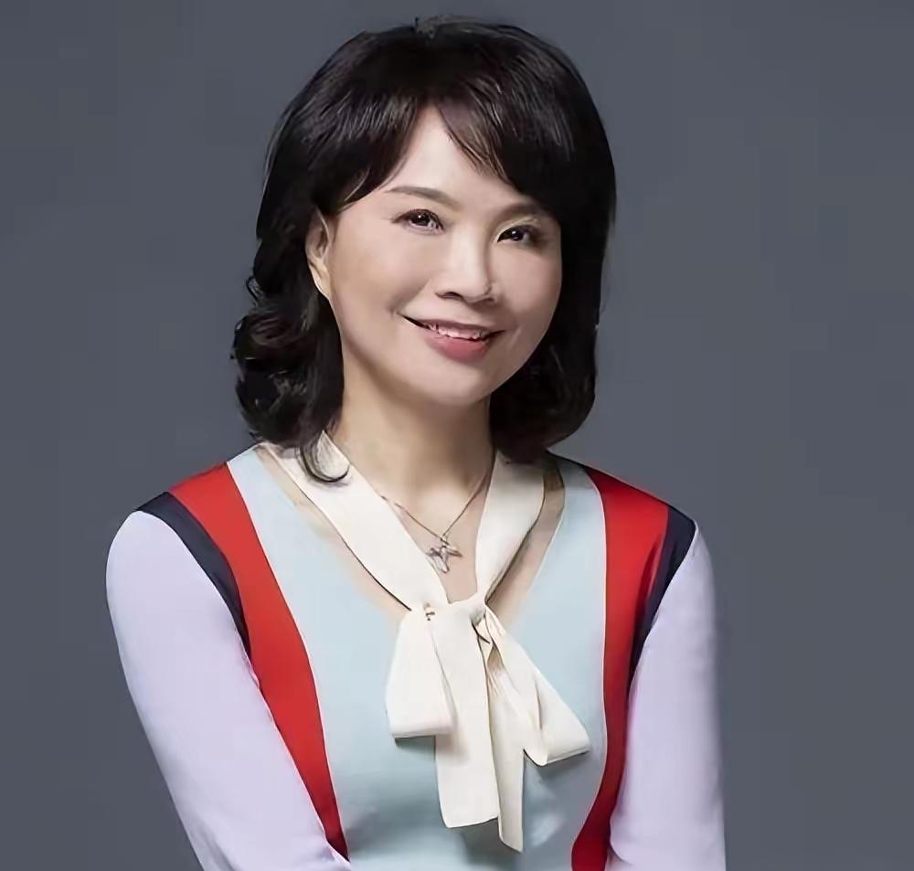 台湾媒体人陈凤馨这话怼得好！点赞
今天(4月2日)，针对“台独”分子叫嚣的郑丽文