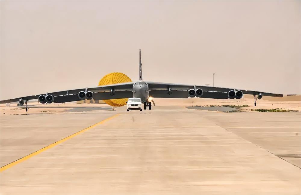 这是美国的B-52H“同温层堡垒”远程战略轰炸机，该轰炸机最标志性的识别点，是机