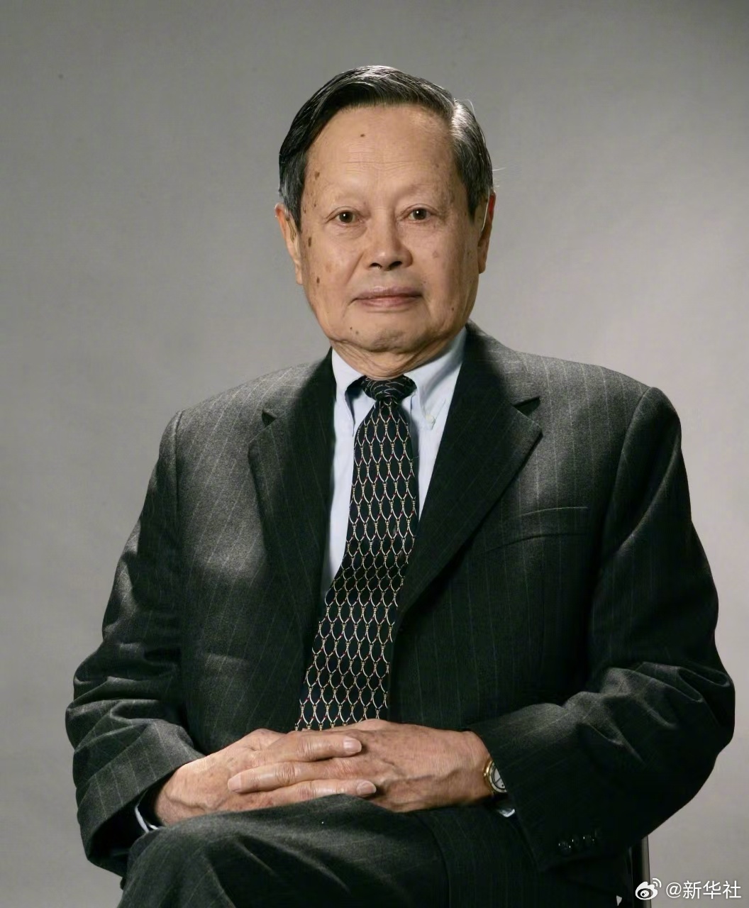 #杨老一路走好##杨振宁逝世#【著名物理学家、诺贝尔物理学奖得主杨振宁逝世】享誉