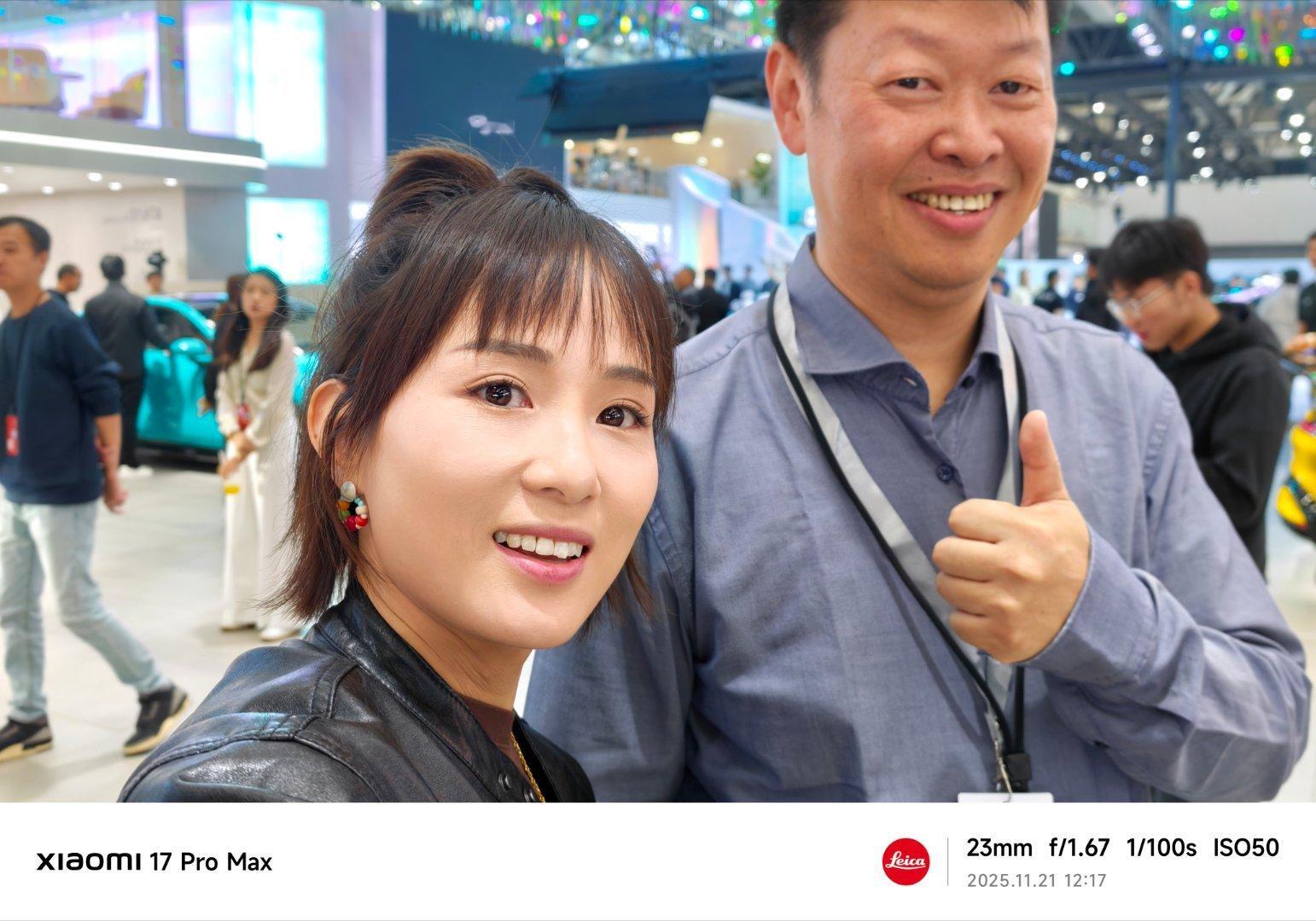 广州车展见到胡老师了 ，用我的小米手机背屏合照了一张（胡老师太高了，没拍全） 