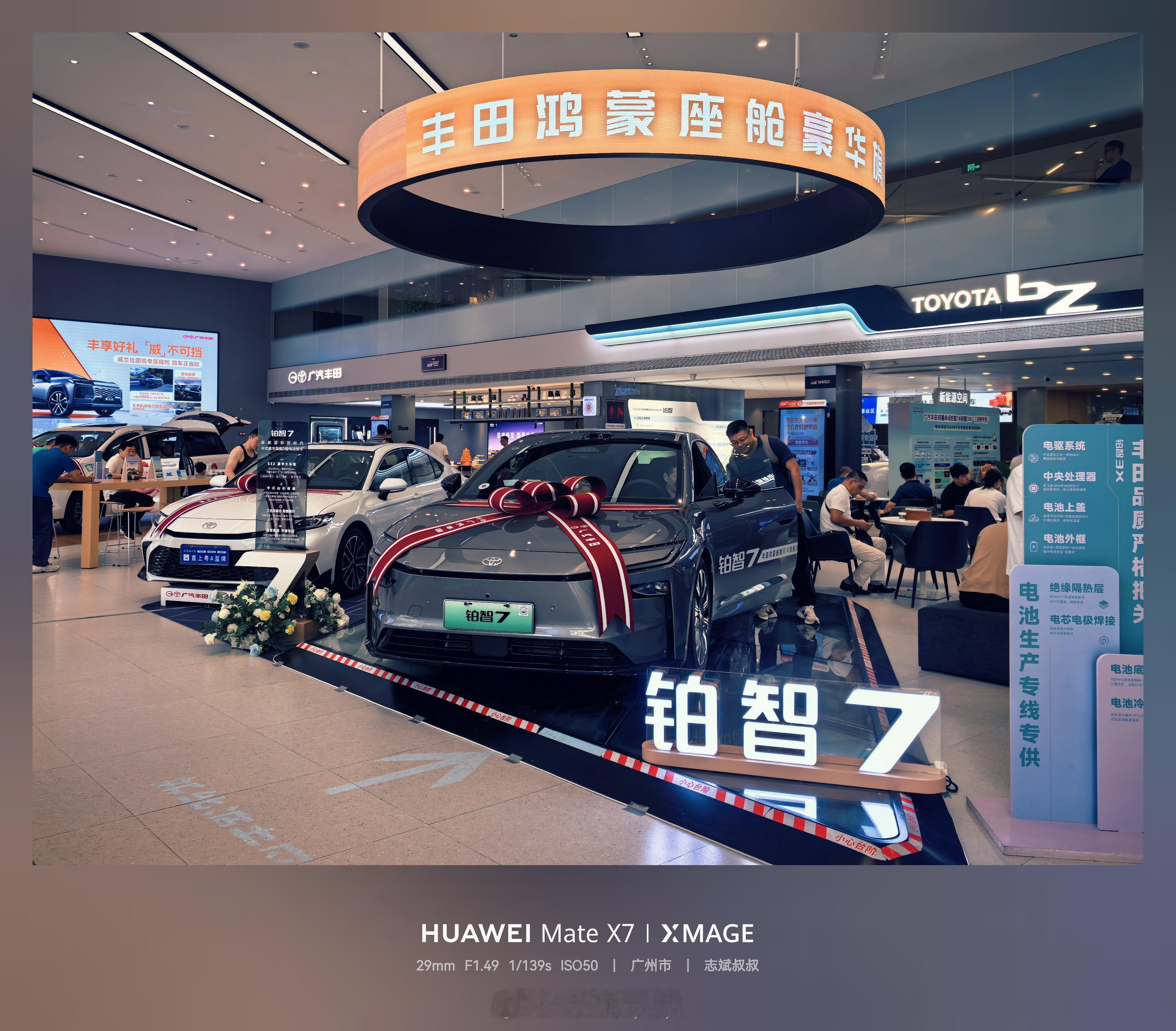 周末早上的广汽丰田店。看车客户是真的多，一进门以为去了集市。而且看铂智7的客户尤