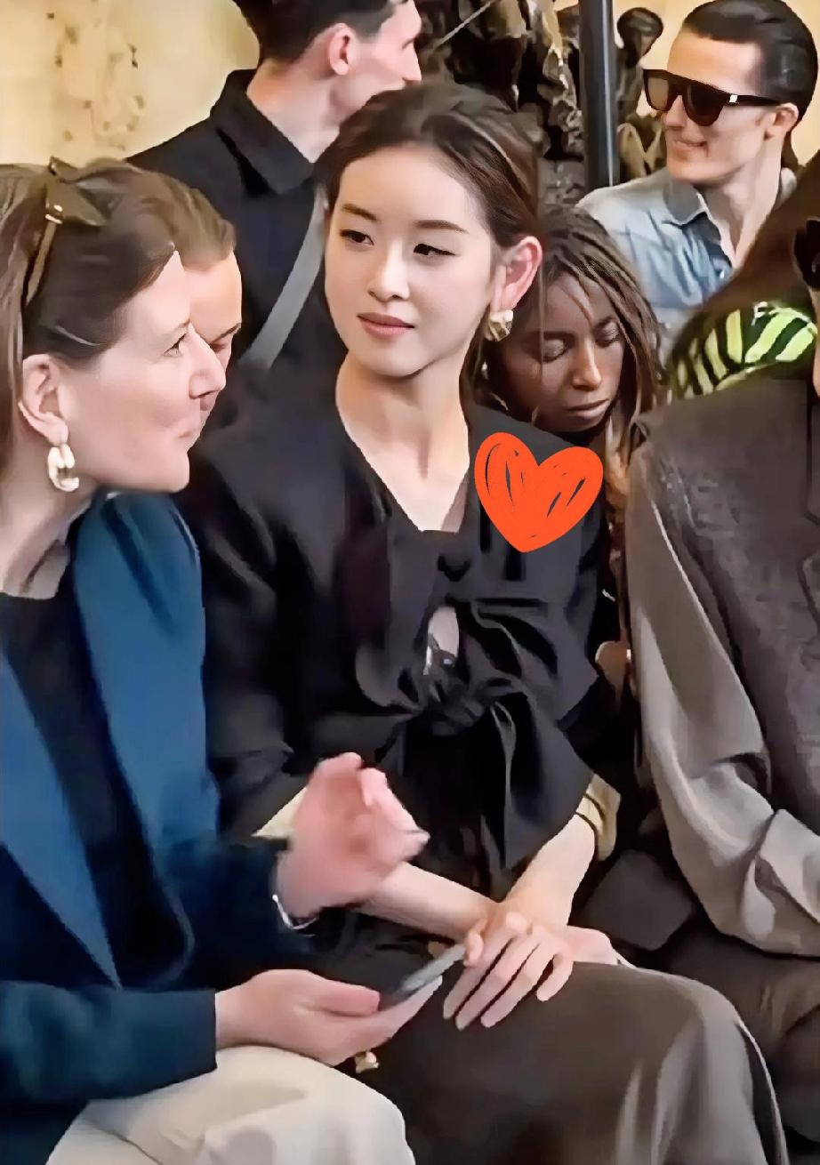 看完章泽天最新的活动生图

我是真没脾气了。

这就是32岁的状态？说她刚大一我