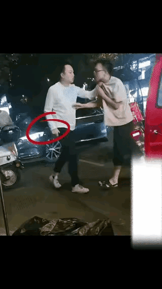 眼镜男下车就对着小哥的电动车猛踢，还想对小哥动手，结果小哥拿出真理，眼镜男吓得连