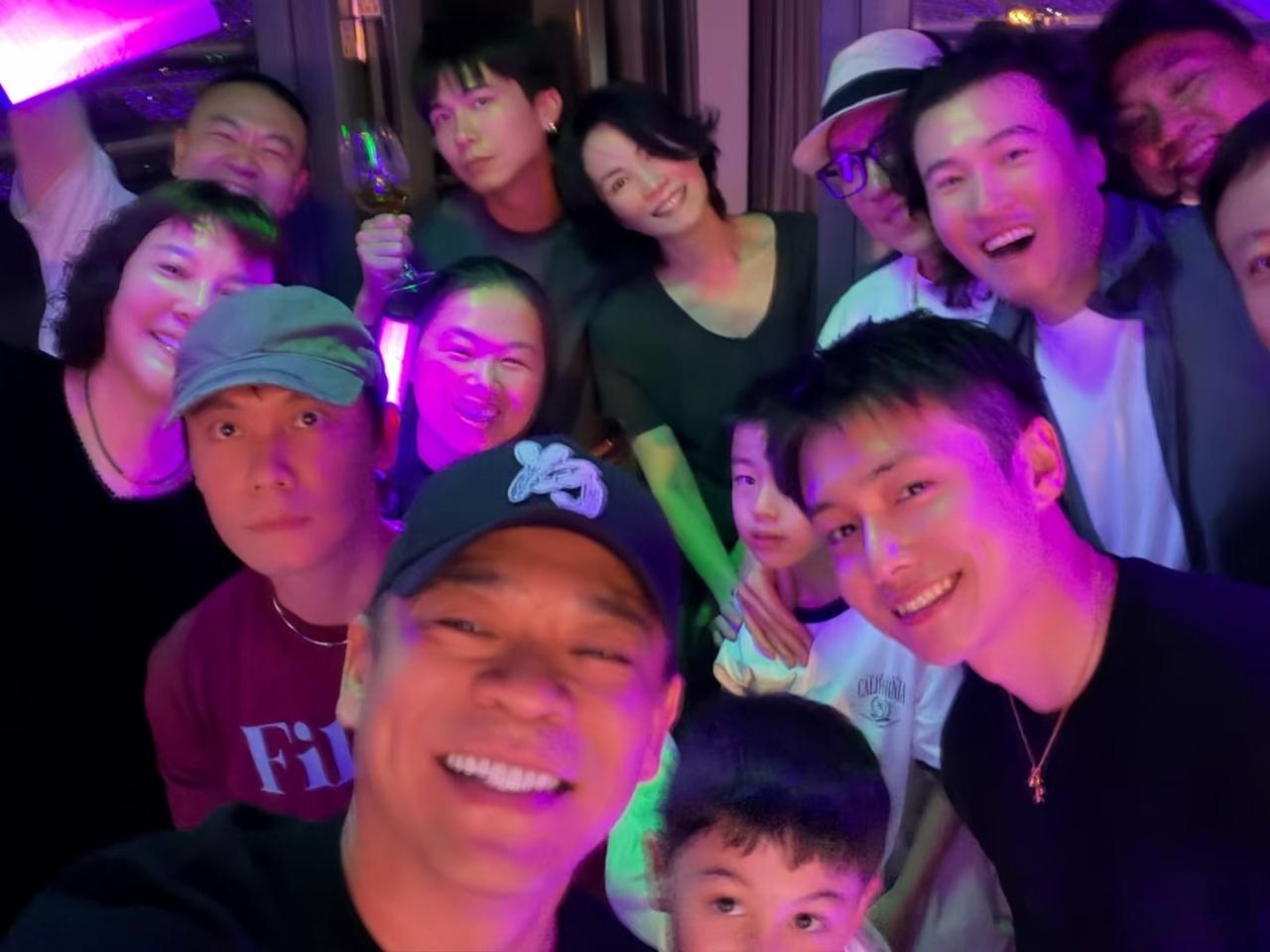 孙浩发了一张合影，
并配文——谢师牛P！苟师给你加油来咧！
原来是与王菲一起去看