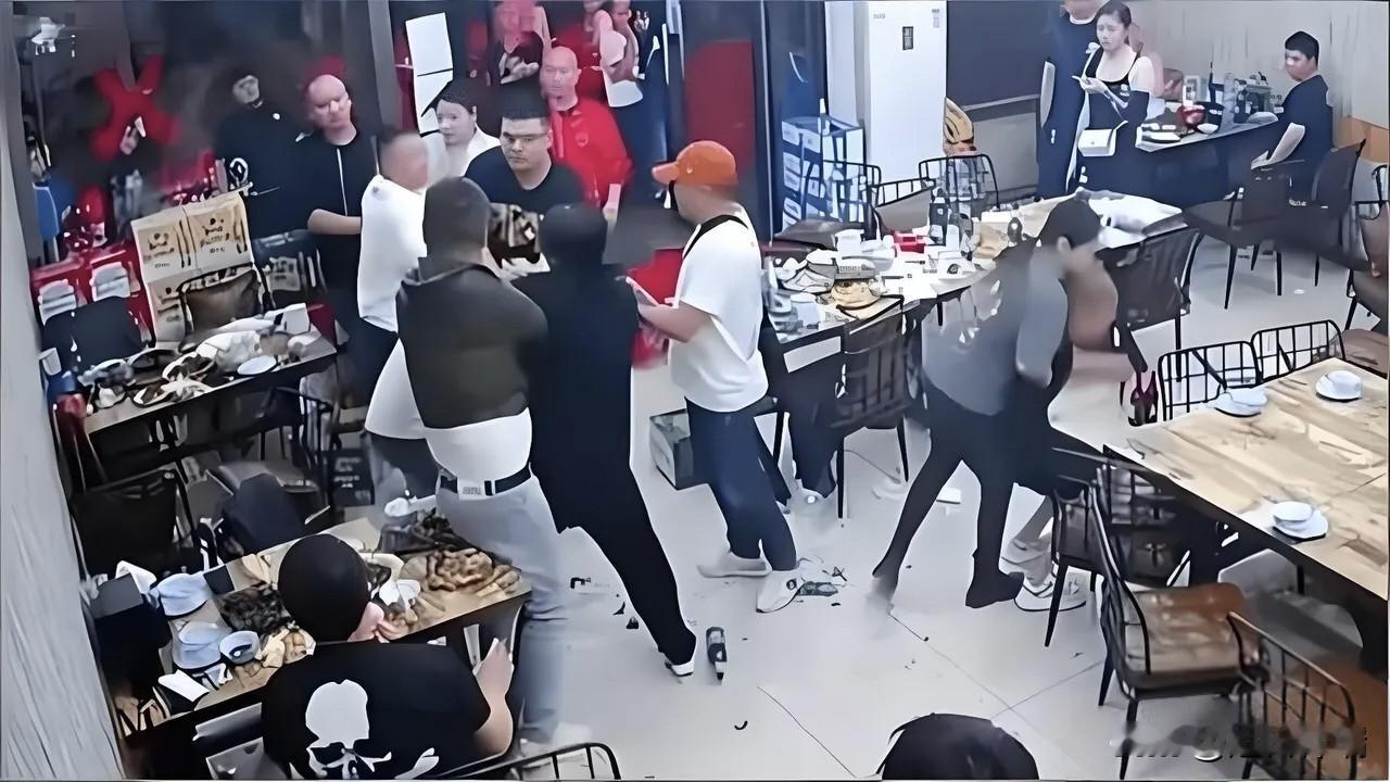 真绝了！男子在烧烤店里跟人起了冲突，对方要打他，男子说：都是同一条道上的，没必要