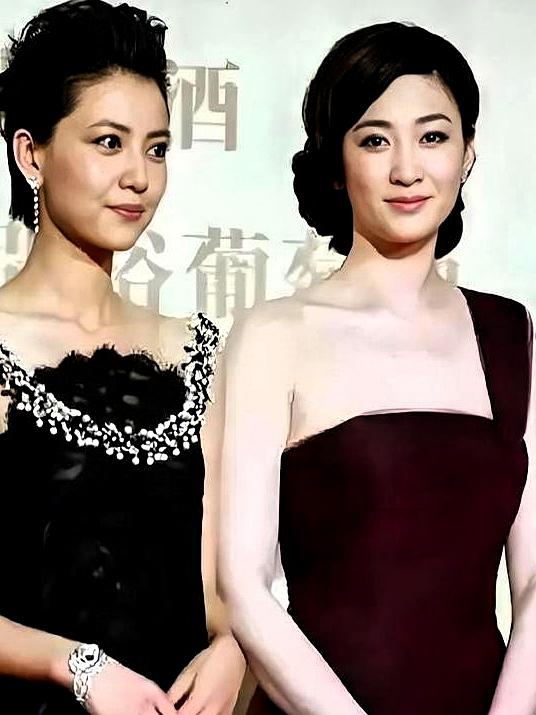 李小冉到底有多白？化妆师一句话，暴露了“反光板”真相
 
李小冉到底有多白？化妆