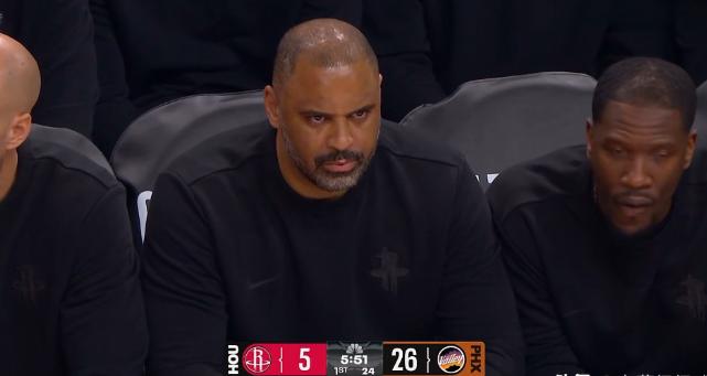 火箭主帅乌度卡真是彻底的懵了！在昨天火箭客场挑战太阳的焦点战中，当时比赛进行到了