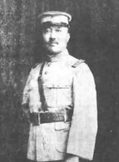 1938年8月7日，日军少将长谷川带着16个军官，大摇大摆来检阅一支伪军。欢迎的