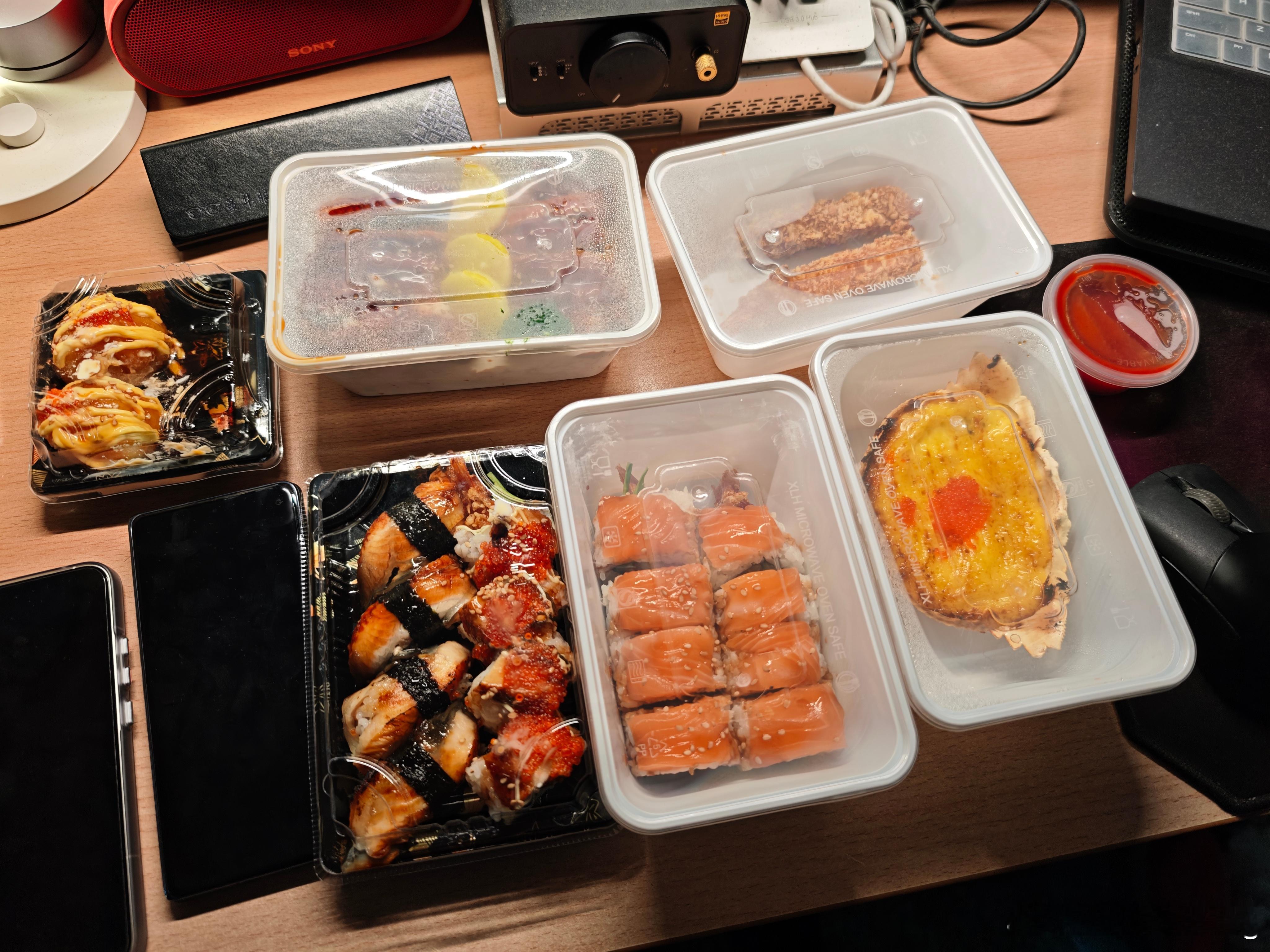 昨晚花100点的寿司套餐和鳗鱼饭到了，今天一天的伙食，太爽了