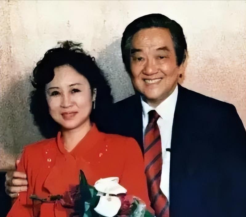 1964年，琼瑶离婚后，做了平鑫涛的情妇。当时平鑫涛的妻子哭着求她把丈夫还给自己
