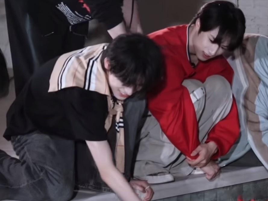 碗盆一起放纸船 好幸福的画面