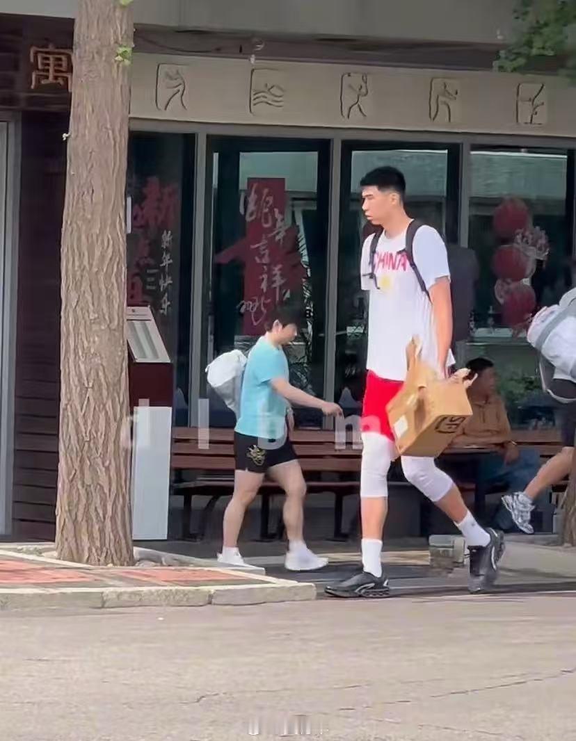 徐昕从孙颖莎身边路过，不同项目之间的身高差确实令人印象深刻。[笑cry]广东宏远